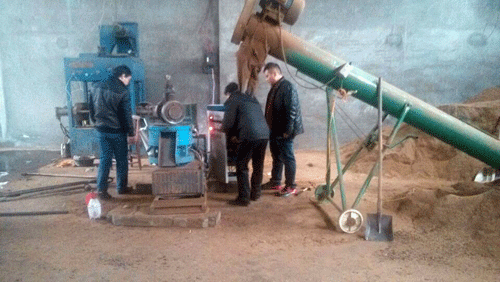 客戶購買的420型木屑顆粒機正在加工飼料顆粒