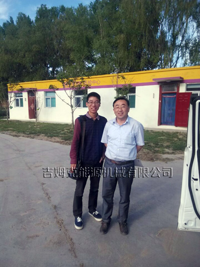 绿巨人草莓丝瓜秋葵榴莲在线(kè)銷售顧問與新鄉客戶合影