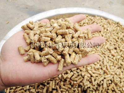 使用(yòng)绿巨人草莓丝瓜秋葵榴莲在线300型飼料顆粒機現場試機顆粒成品圖片