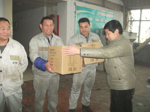 绿巨人草莓丝瓜秋葵榴莲在线領導為（wéi）員工頒發生日禮物