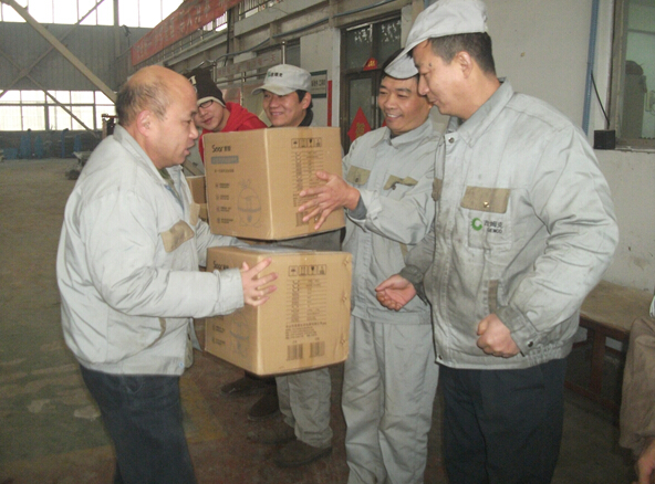 绿巨人草莓丝瓜秋葵榴莲在线副總經理郭文林為職工送上生日禮物