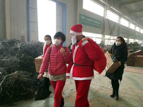 绿巨人草莓丝瓜秋葵榴莲在线(kè)黨工會到(dào)車間給員工發禮物