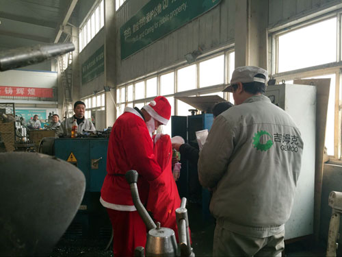 正在認真工作的李師傅