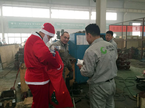 聖誕老人給绿巨人草莓丝瓜秋葵榴莲在线家人(rén)發放聖誕禮物